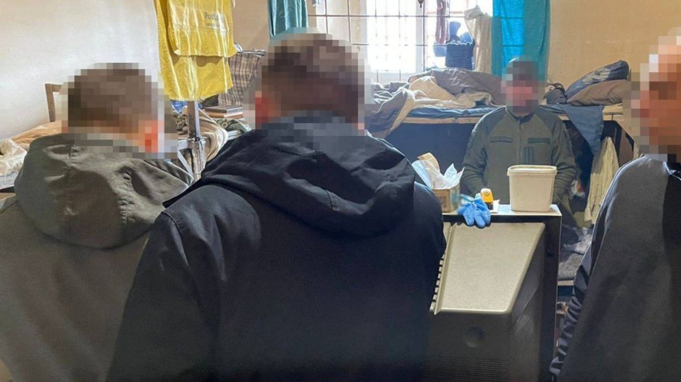 В одной из колоний Львовщины поймали заключенного, который выманивал деньги на "лечение военных"