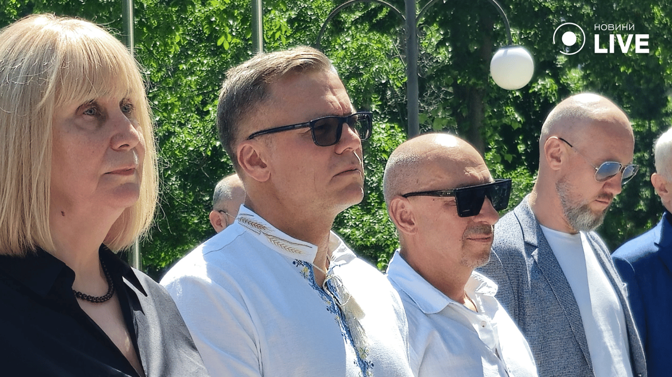Люди прийшли на відкриття меморіальної дошки