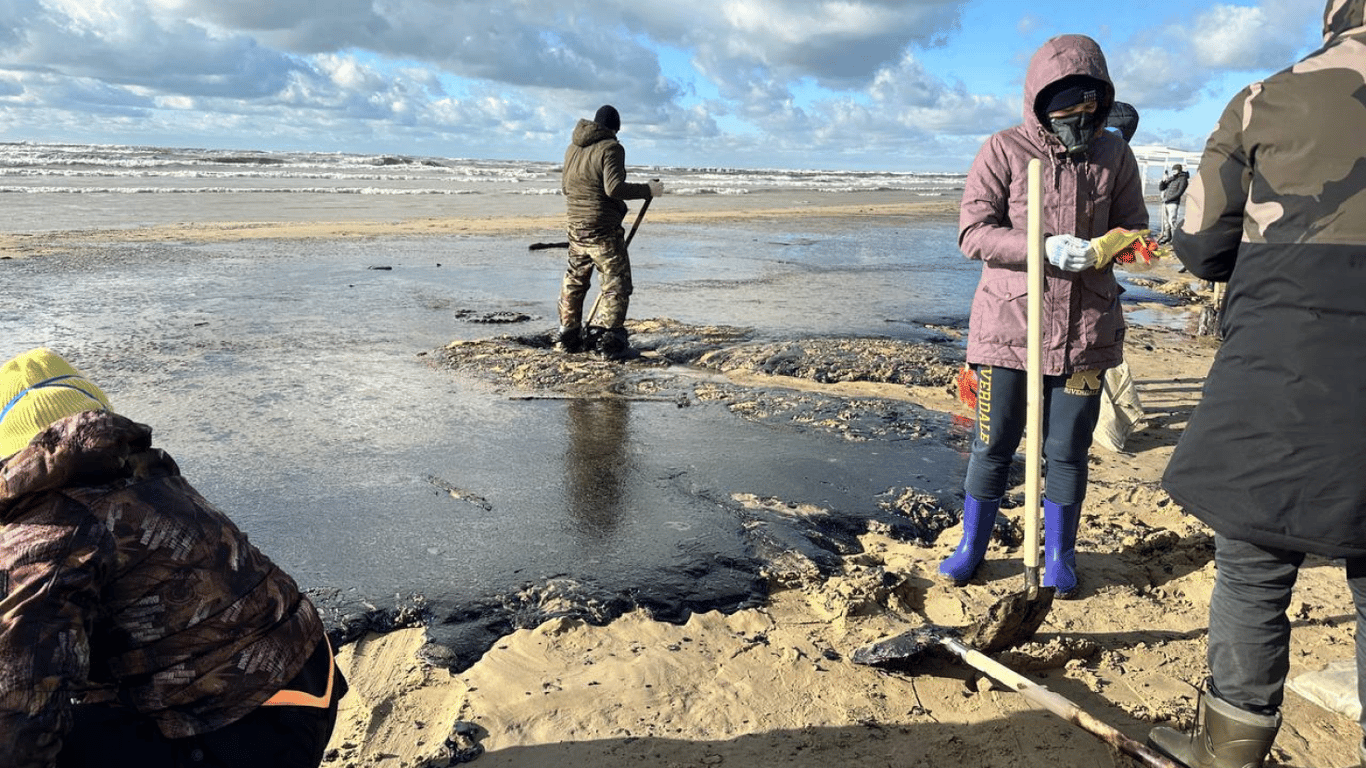 Коли мазутна пляма у Чорному морі дістанеться Одеси