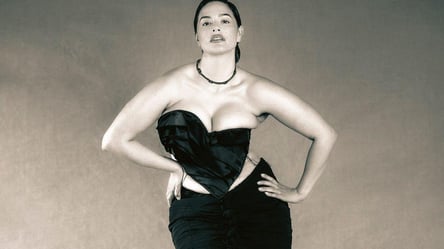 Роскошная Эшли Грэм втиснула пышные формы в корсет на обложке Vogue - 285x160