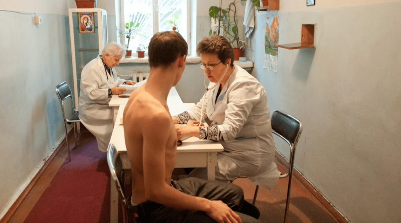 Мобилизация в мае 2025 — какие болезни суставов освобождают от призыва в ВСУ