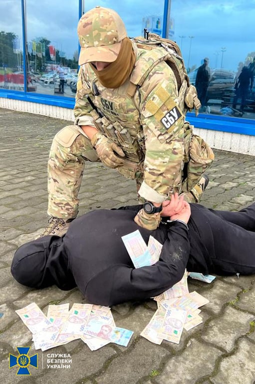 Затримання чоловіка працівником СБУ. Фото: СБУ