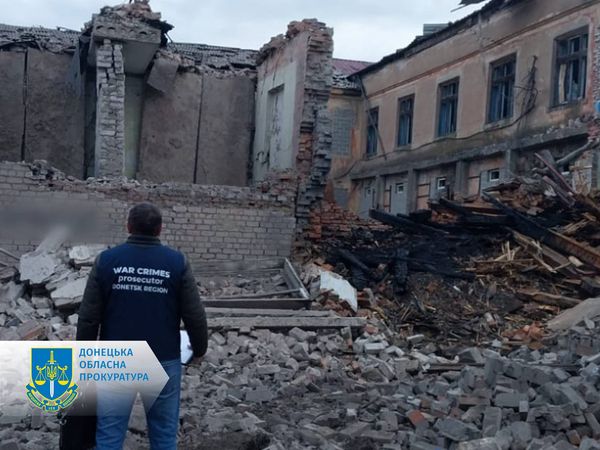 Зруйнована будівля на Донеччині