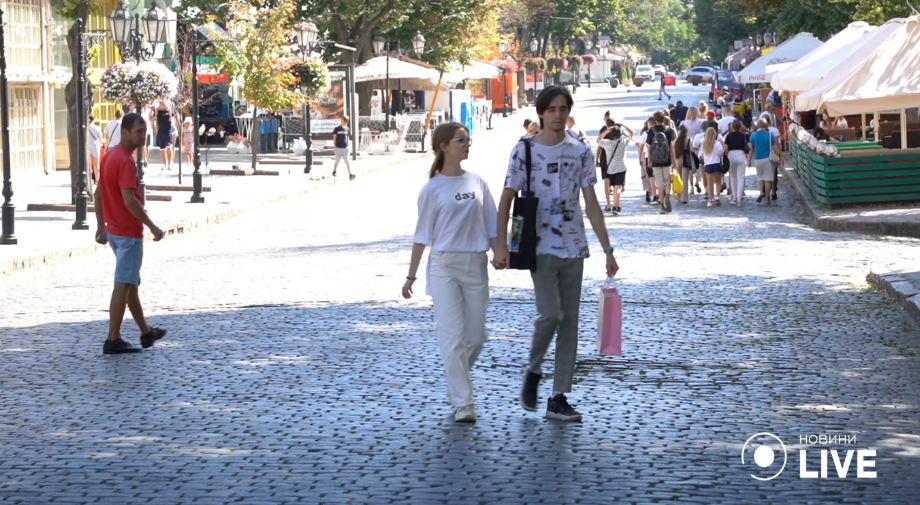 Люди на вулицях Одеси. Фото: Новини.LIVE