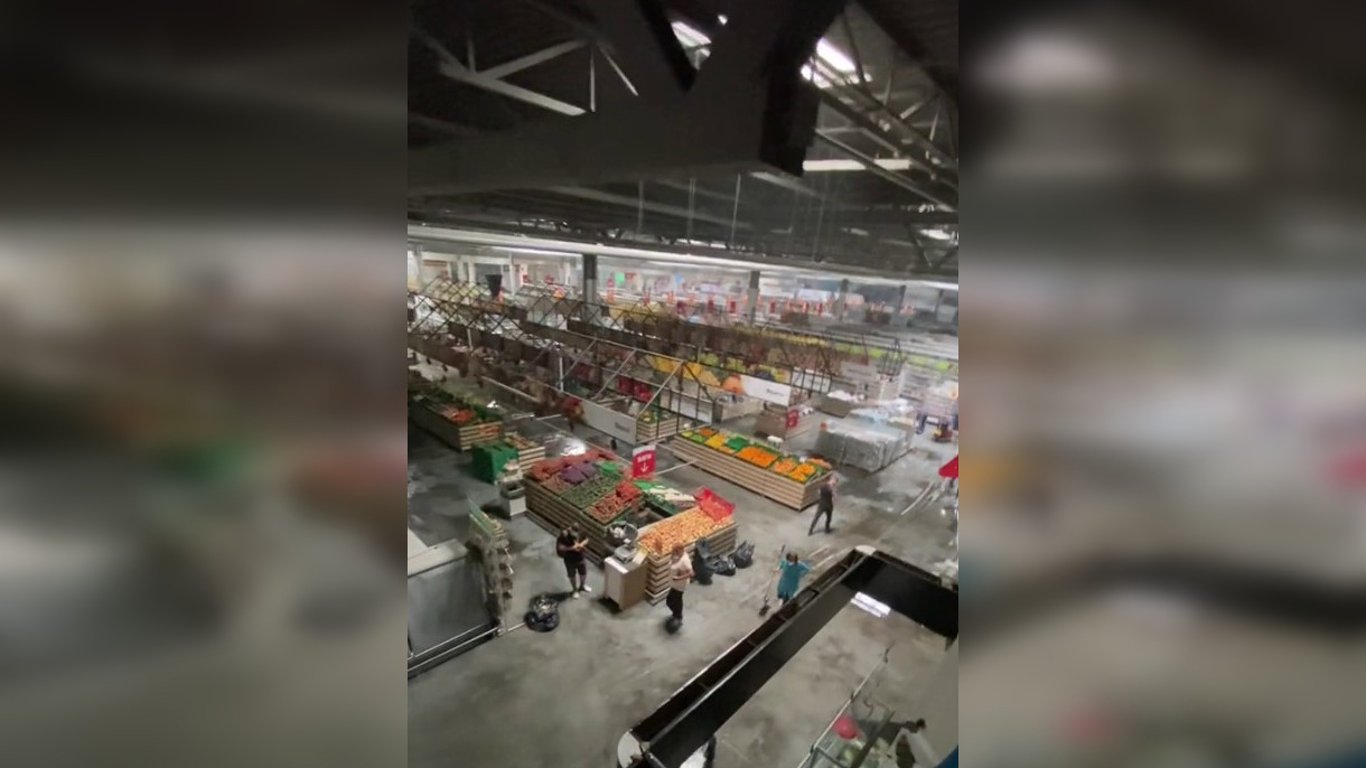 Який вигляд має київський супермаркет "Ашан", на який упали уламки ракети: відео