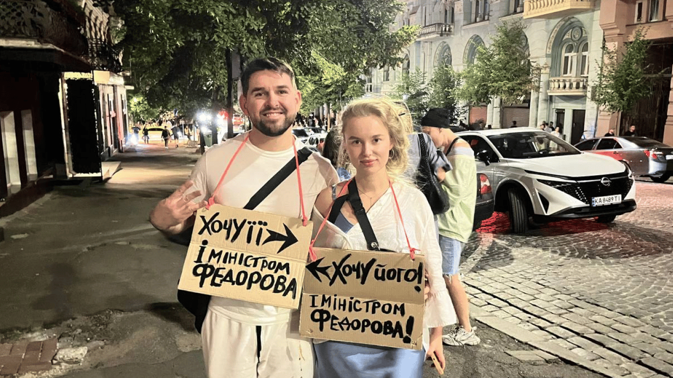 Мітинг у Києві: люди вийшли до театру Франка з креативними картонками