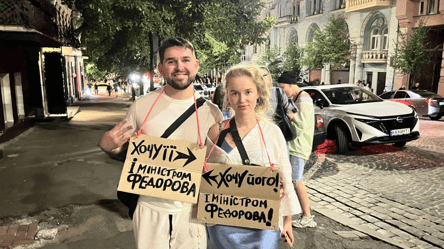 Мітинг у Києві: люди вийшли до театру Франка з креативними картонками - 290x166