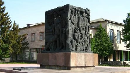 "Не дадим злу повториться": Зеленский почтил память погибших в Корюковской трагедии - 285x160