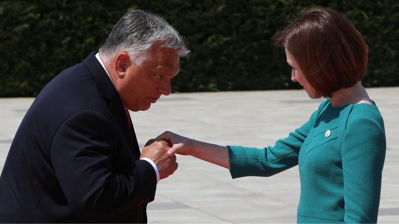 Орбан пытался поцеловать руку Санду, но она отказалась