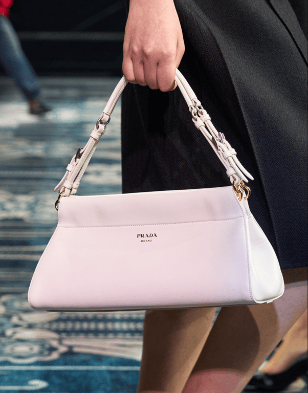 Пудрова сумка на довгому ремінці