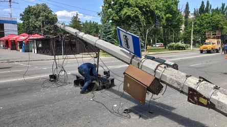 Стовп поперек дороги — рух транспорту в центрі Одеси ускладнено - 290x166