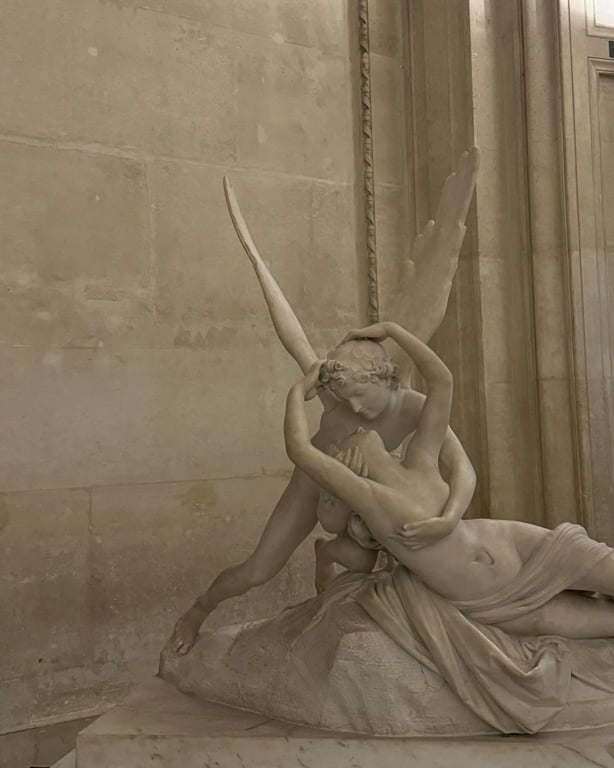 Кендалл Дженнер прогулялась босиком по ночному Лувру - фото 2