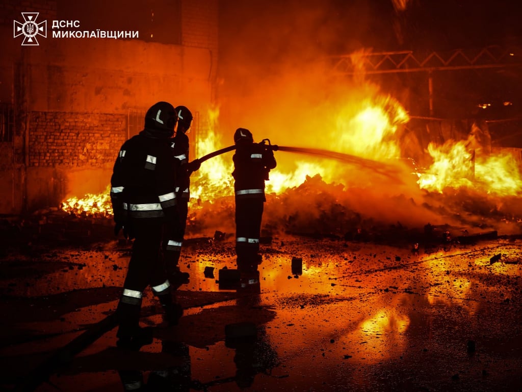 РФ вдарила дроном по Миколаєву — сталася велика пожежа - фото 1