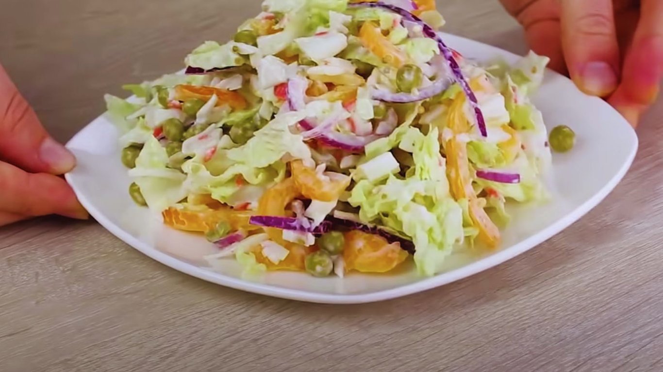 Дуже смачний та простий салат з пекінської капусти — відео рецепт