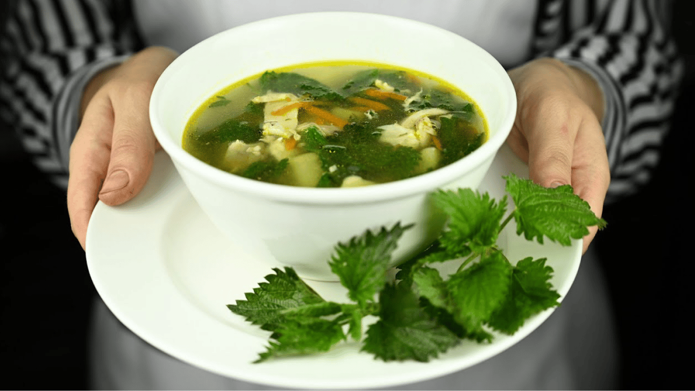 Зелений суп з кропивою і шпинатом —  рецепт корисної вітамінної страви