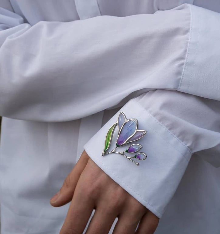 Брошку можна стилізувати по-різному в образі