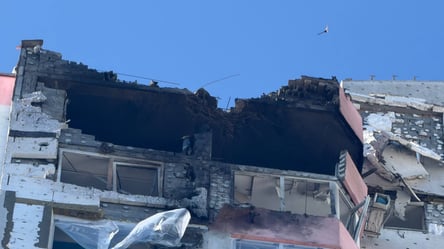 РФ вдарила по багатоповерхівці на Троєщині: фото - 290x160