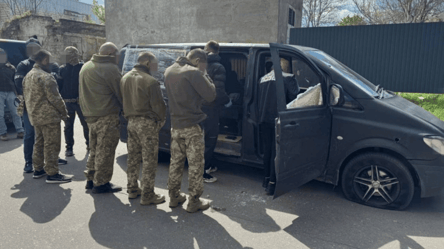 Юрист: ТЦК можуть мобілізувати, сфальшувавши дані в "Резерв+" - 290x160