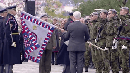 Президент Чехії збив прапором кашкета з голови солдата - 285x160