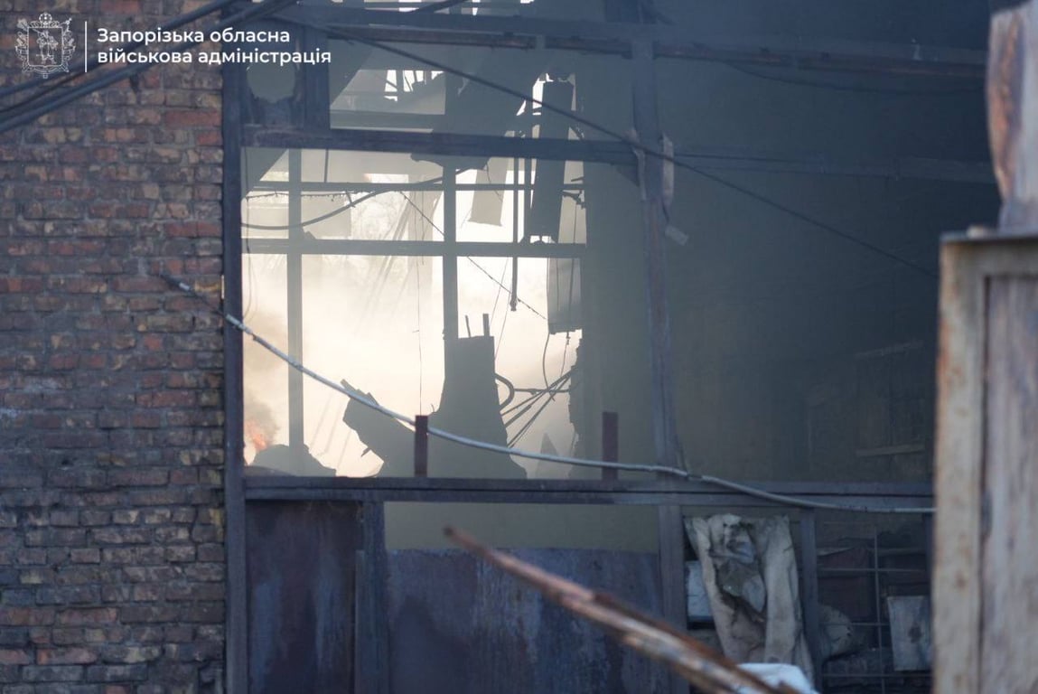 Запоріжжя після обстрілу: вогнеборці приборкують пожежу, спричинену ударом РФ