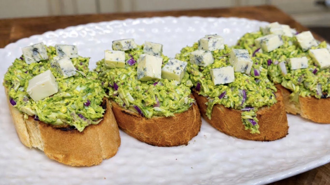 Сніданок П’ятихвилинка: знадобиться авокадо та тунець у власному соку