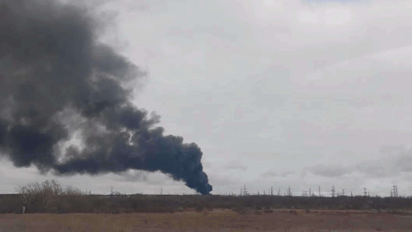 В оккупированной Макеевке раздаются взрывы — горит нефтебаза россиян