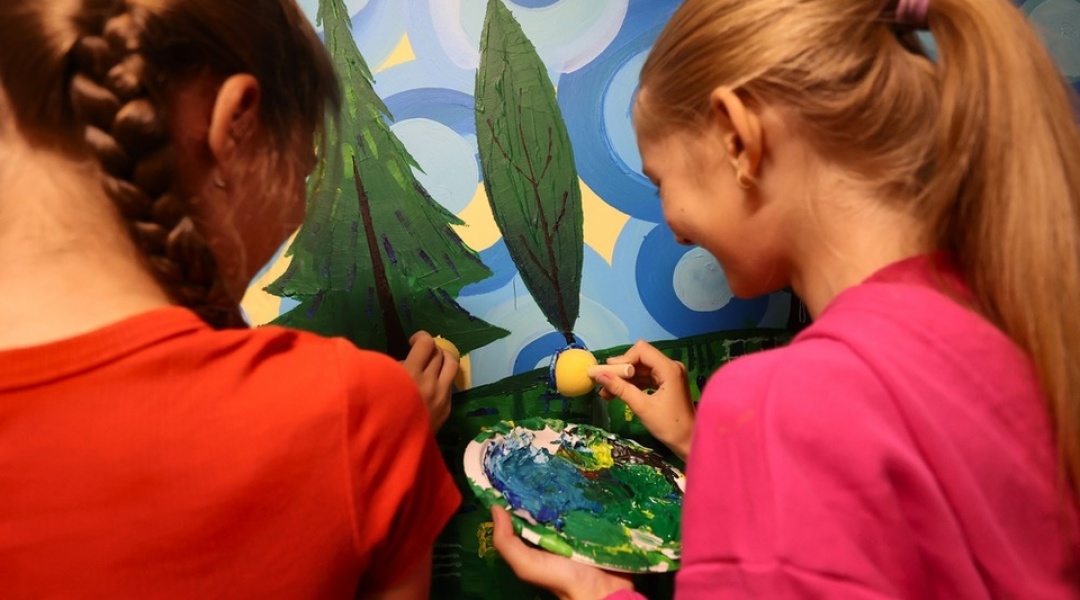 Дети разрисовывают стену в бомбоубежище. Фото: Укринформ