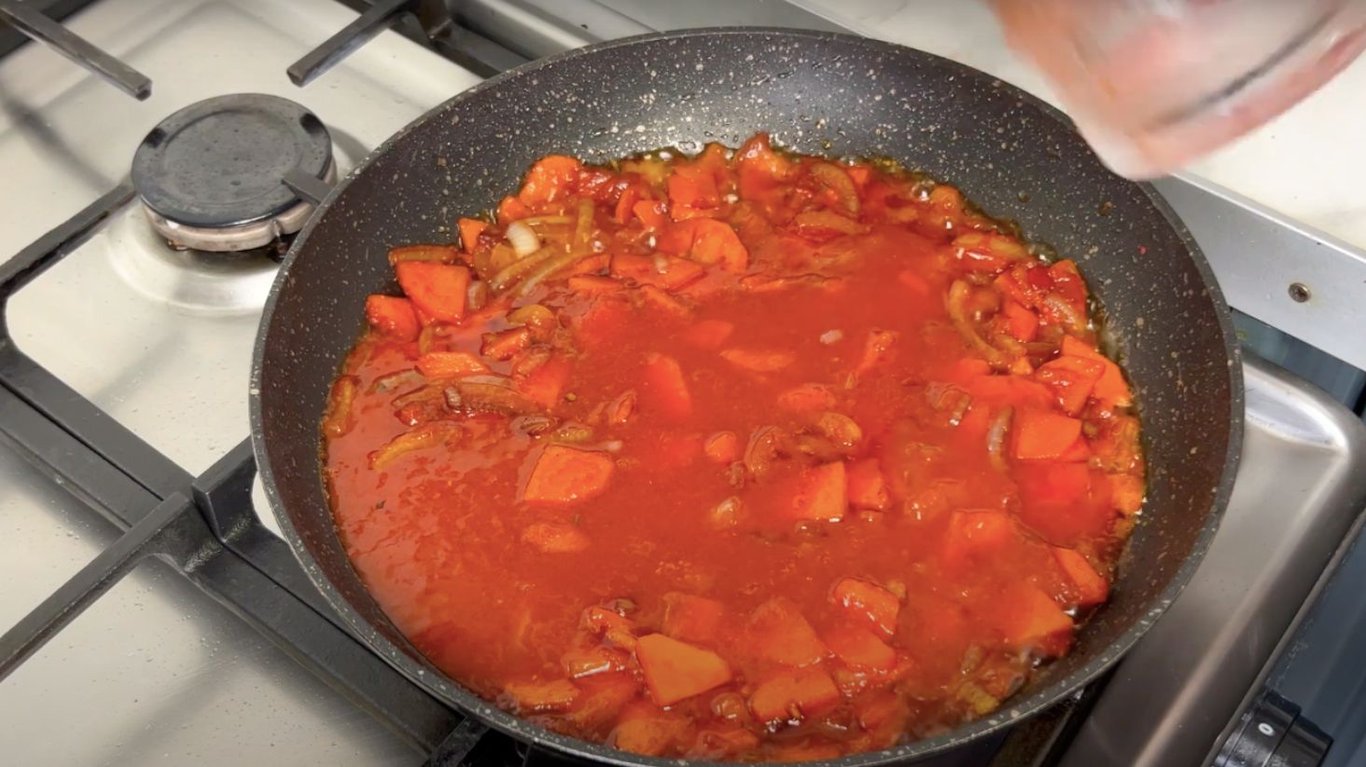 простий рецепт квасолі з м'ясом у духовці