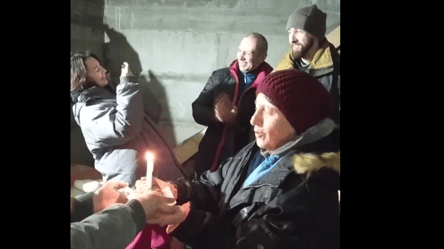 На Одещині бабусю привітали з днем народження у сховищі. Зворушливе відео - 285x160