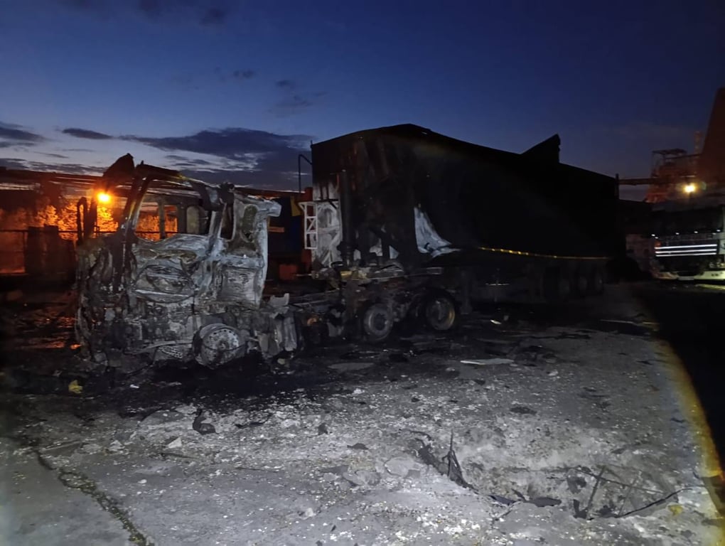 Вантажівка в порту, який атакували