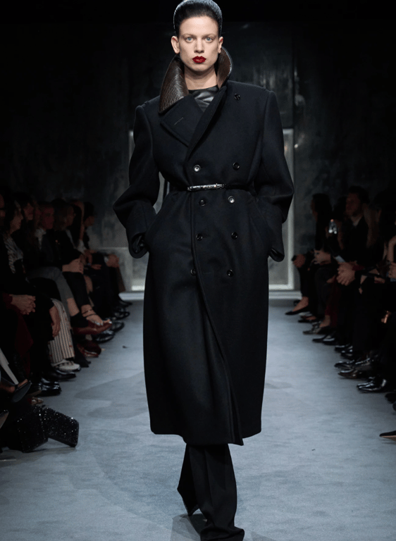 Пальто може підкреслити фігуру