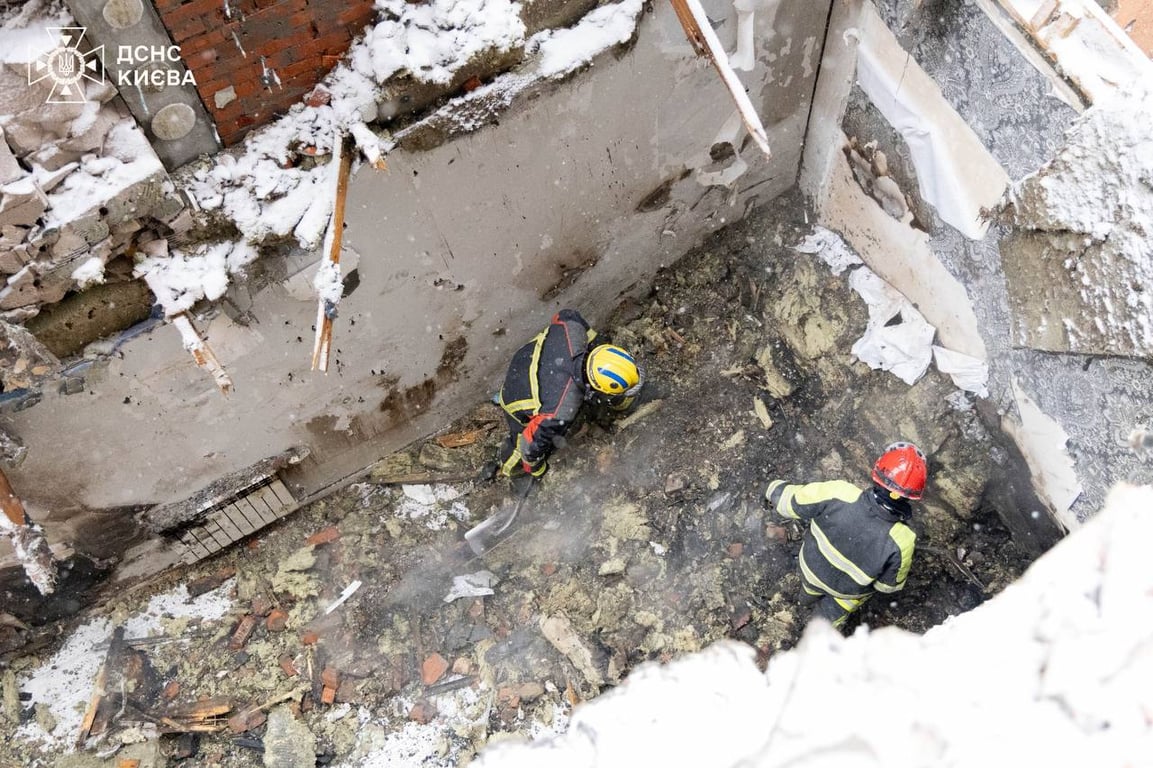 У Києві ДСНС завершила роботи по ліквідації наслідків обстрілу - фото 3