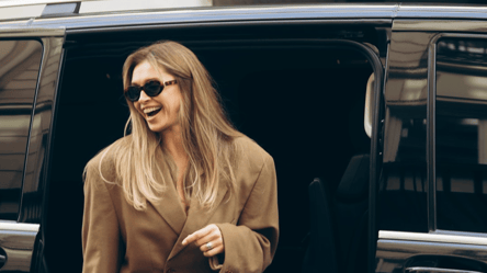 Віра Брежнєва задає тренд — які штани носять цієї осені - 285x160