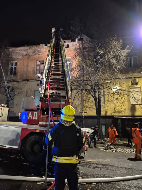 Рятувальник з драбиною