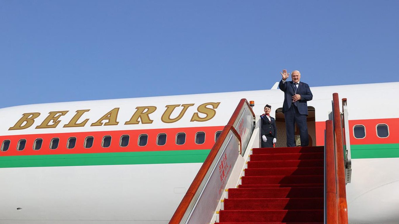 Лукашенко знову прилетів до Москви