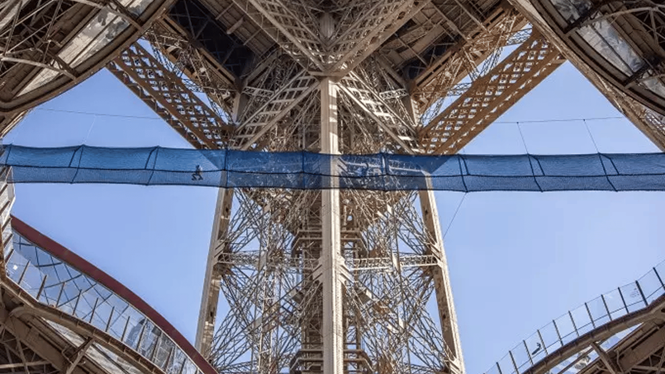 "Головокружение от башни": на высоте 60 метров в Париже открыли удивительный мост