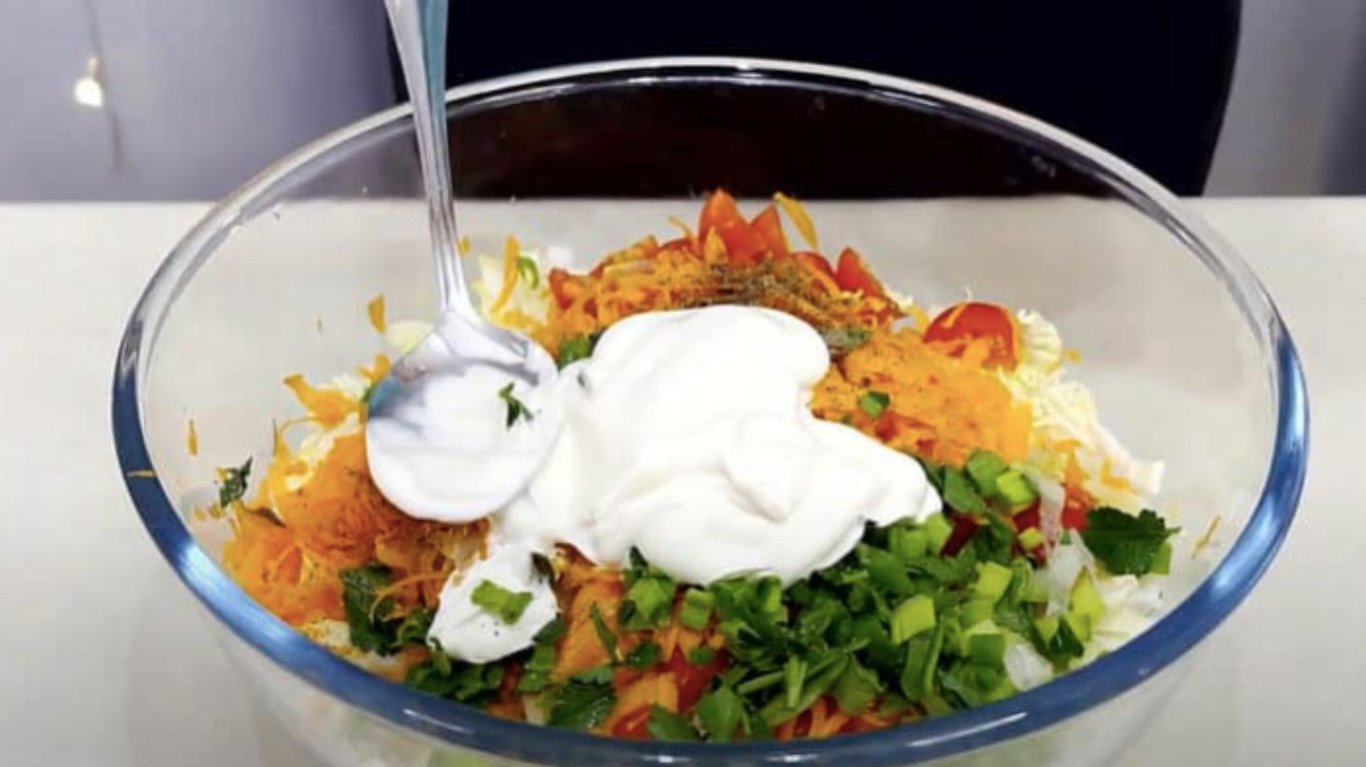 смачний салат з пекінською капустою 