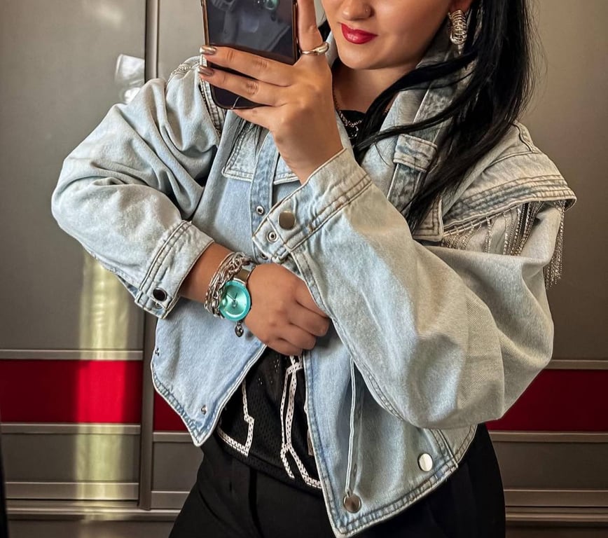 Джинсовка, що має особливості, в моді