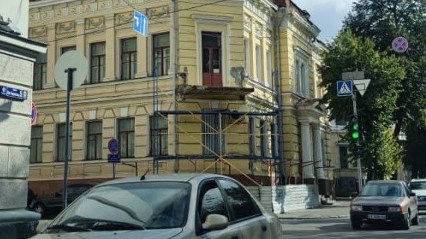 Реконструкція балкону Худмузея в Харкові закінчилася невдачею, його знову розібрали