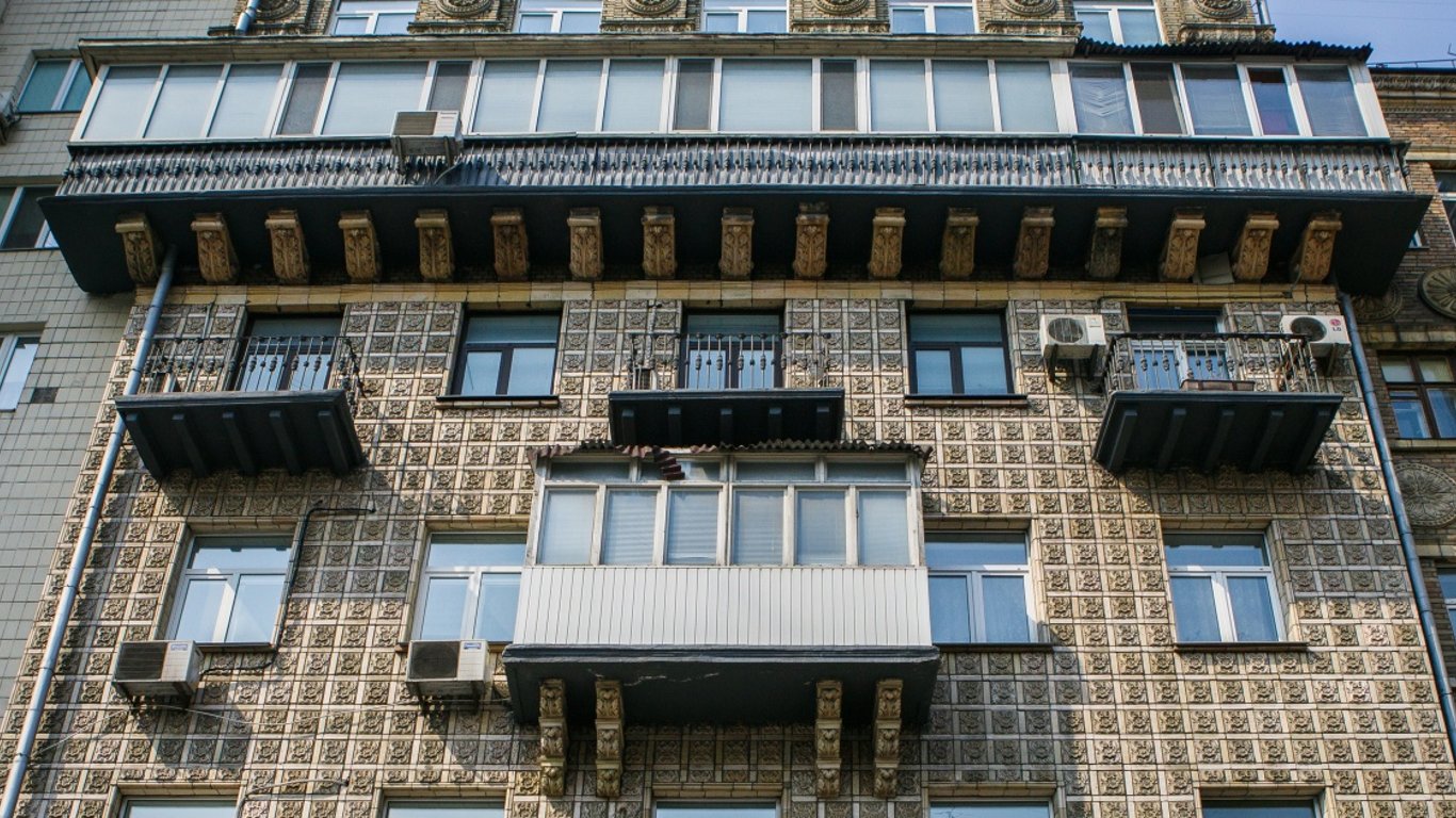 Царь-балконы - в Киеве активисты объявили войну уродливым балконам на исторических зданиях