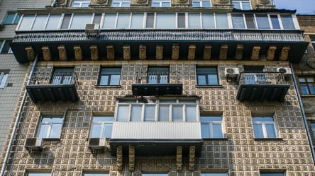 В Киеве объявили войну царь-балконам на исторических зданиях: активисты разбирают уродские конструкции - 285x160