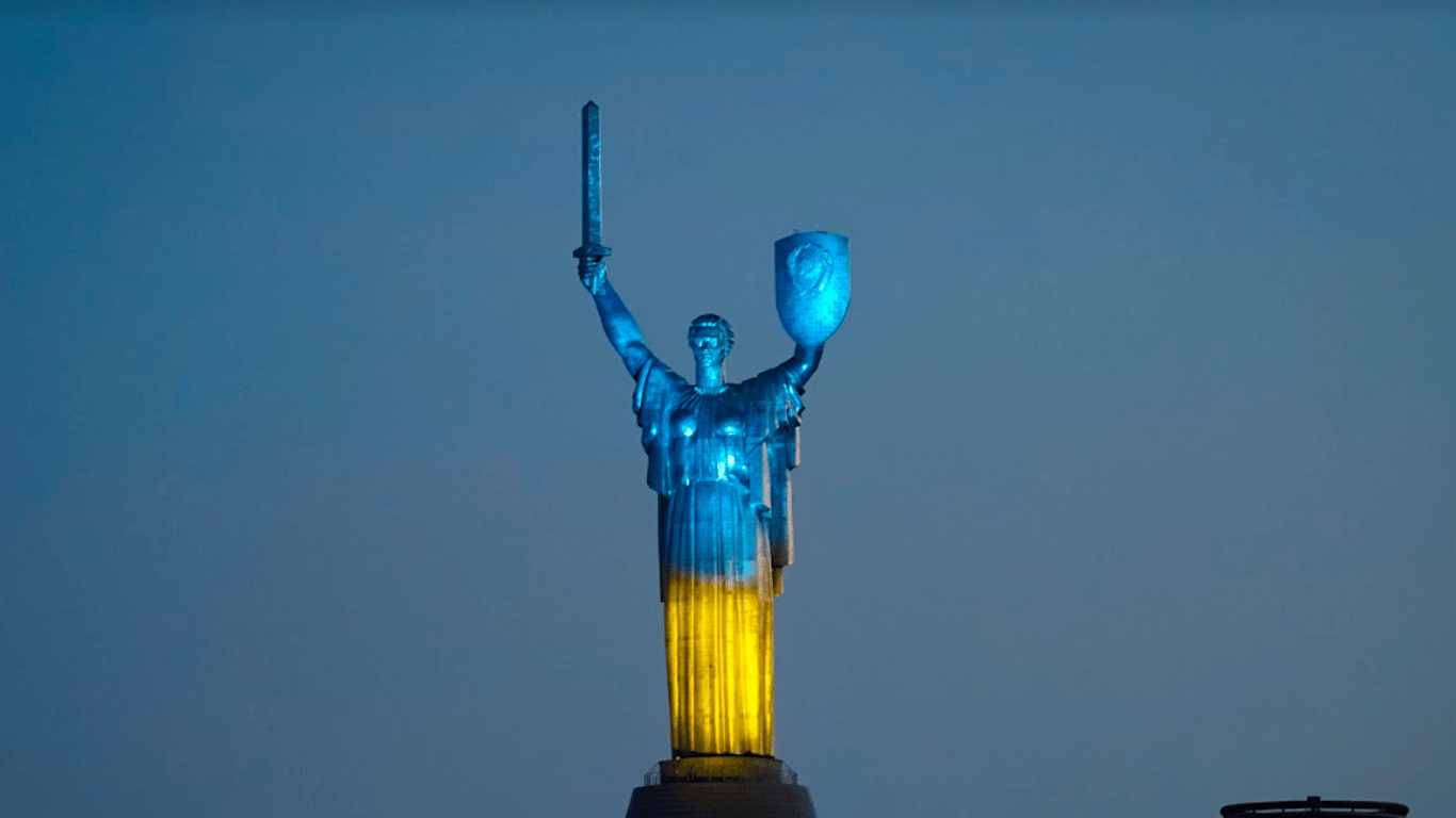 "Батьківщина-мати" засяяла синьо-жовтими кольорами: неймовірні фото