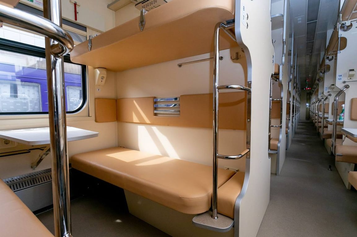 Укрзалізниця вперше отримала нові плацкартні вагони — фото - фото 2