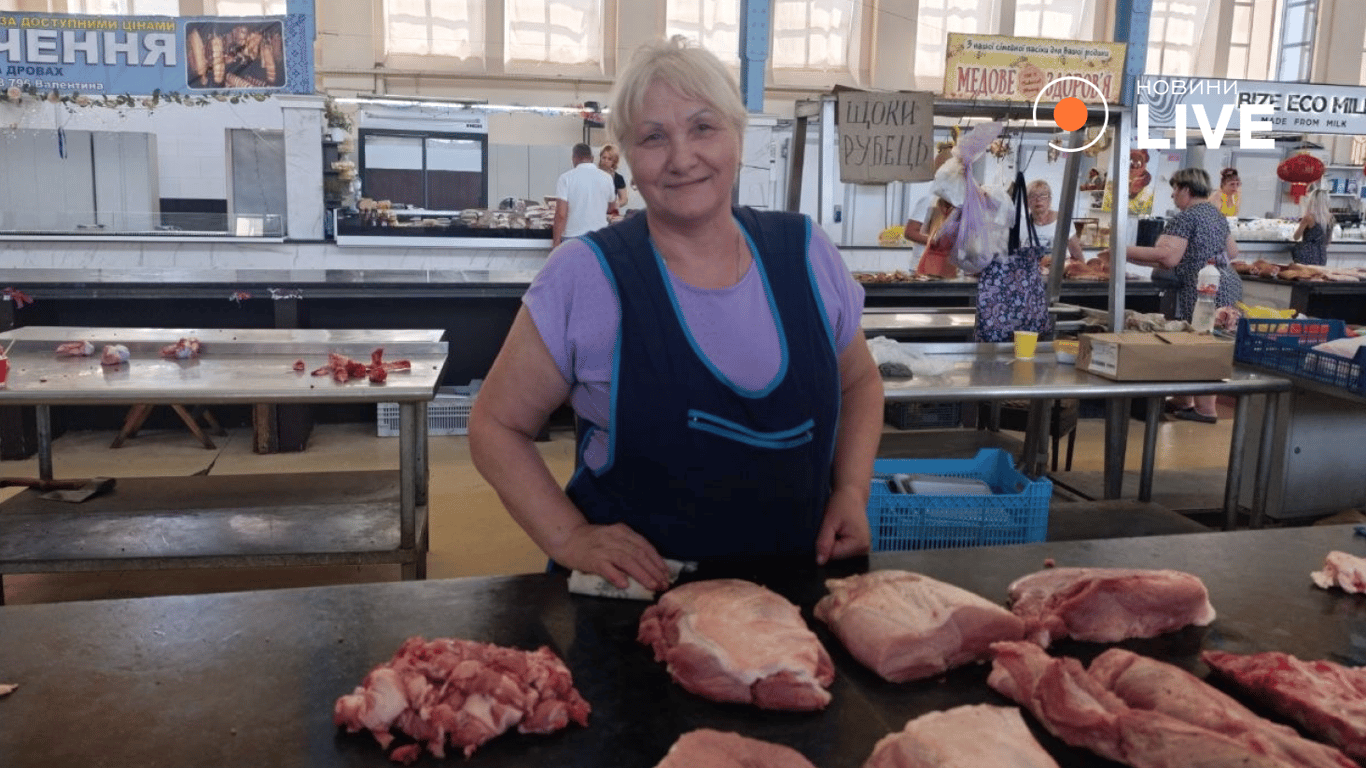 Продавчиня Лариса про м'ясну продукцію. Фото: Новини.LIVE
