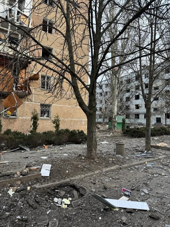 Разрушение на улице в Курахово
