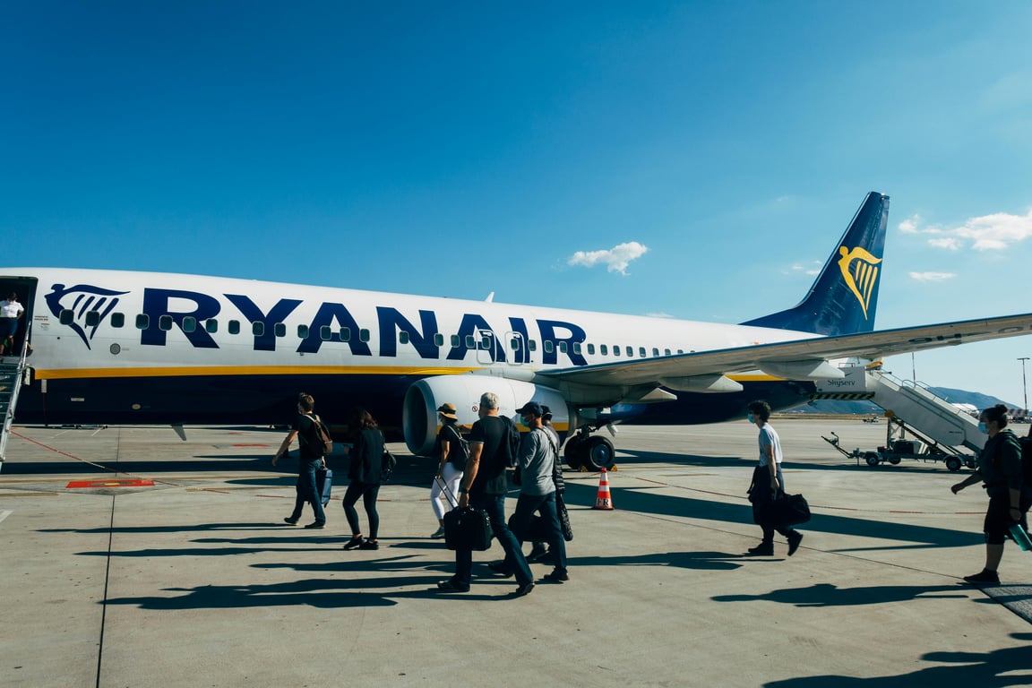 Ryanair "змішали з брудом" через ручну поклажу - фото 1