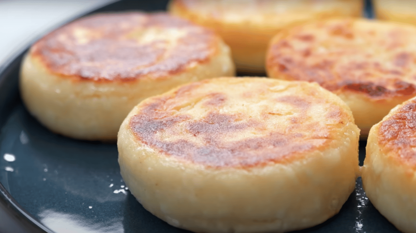 сирники з соусом зі сметани і ягід, простий домашній рецепт