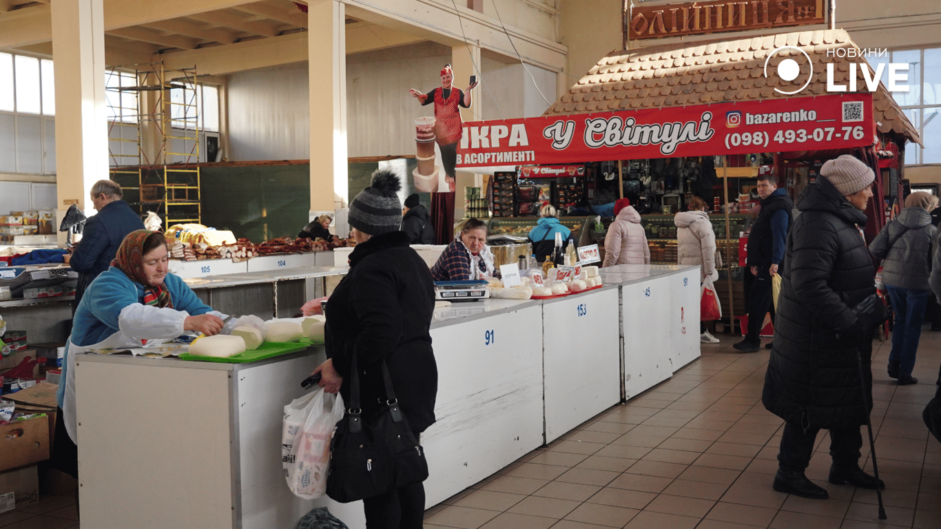 Люди выбирают товары на прилавках "Привоза". Фото: Новости.LIVE/ Юлия Браславская