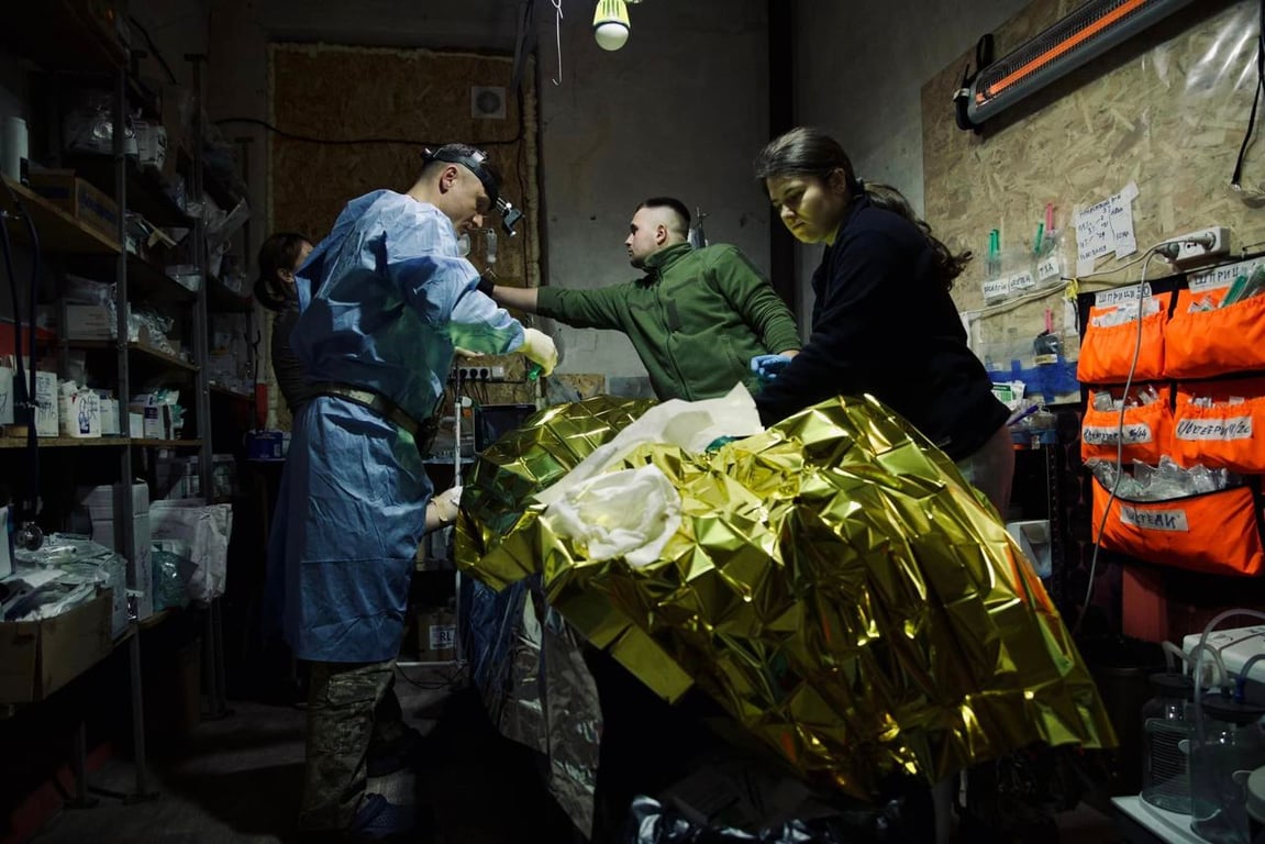 Лікарі допомагають бійцю