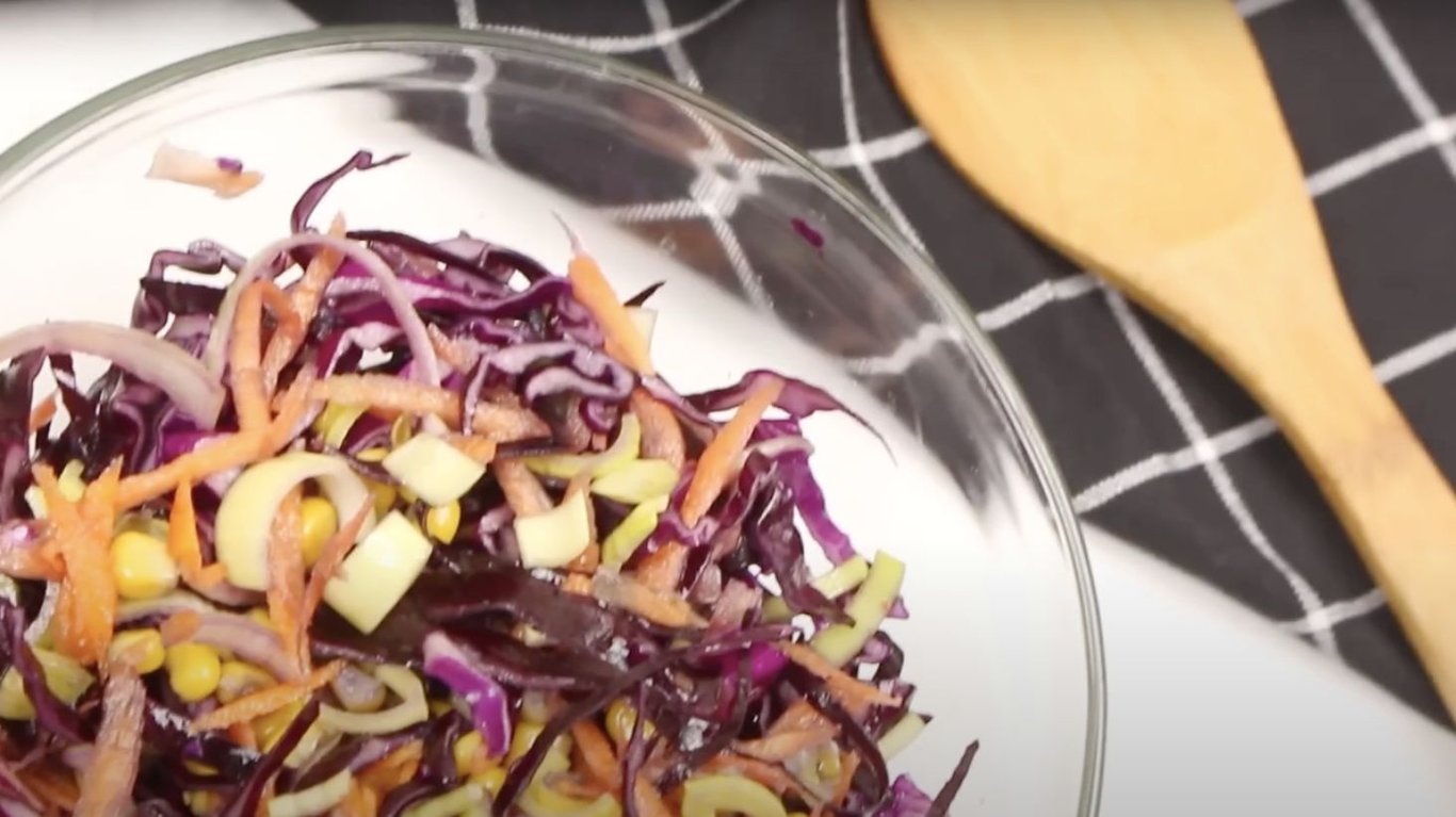 капустный салат с кукурузой и луком порей